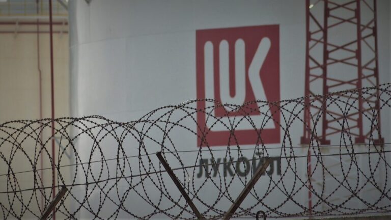 Над 190 служители от 6 институции влизат в данъчните складове на „Лукойл“