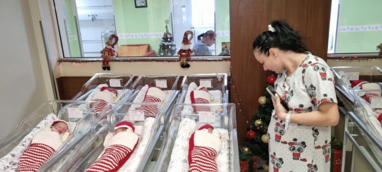 Пак облякоха бебетата в УМБАЛ „Дева Мария“ в коледни чорапи