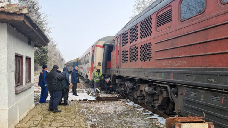 Пътнически влак дерайлира край Кардам