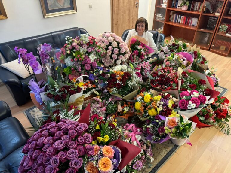 Нинова получи много цветя за рождения си ден