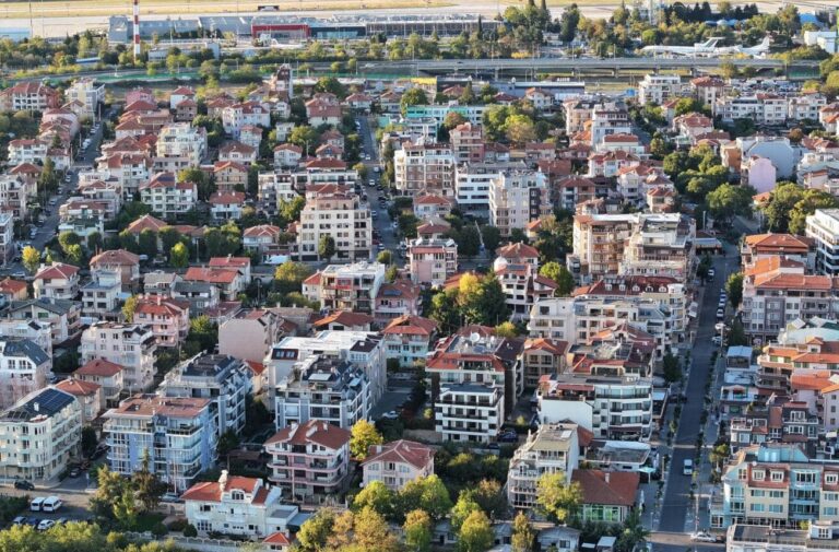 Сарафово – стомана и бетон или детски площадки и медицински център?