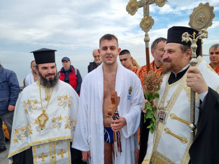 18- годишният Александър от математическата гимназия хвана кръста в Бургас