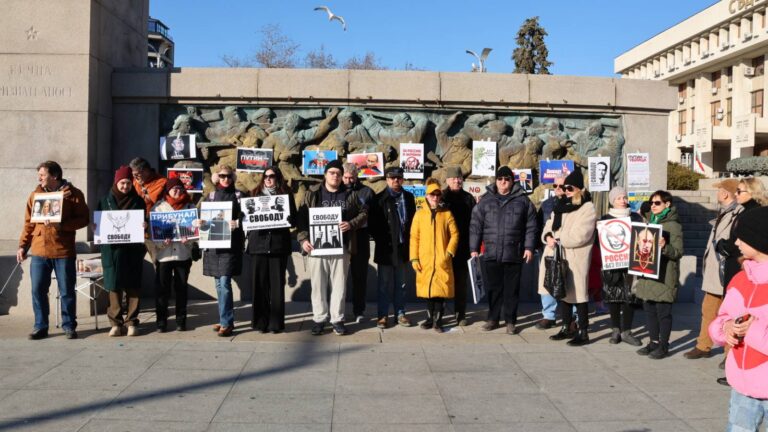 Руснаци протестираха в Бургас, искат  политическо убежище /снимки/
