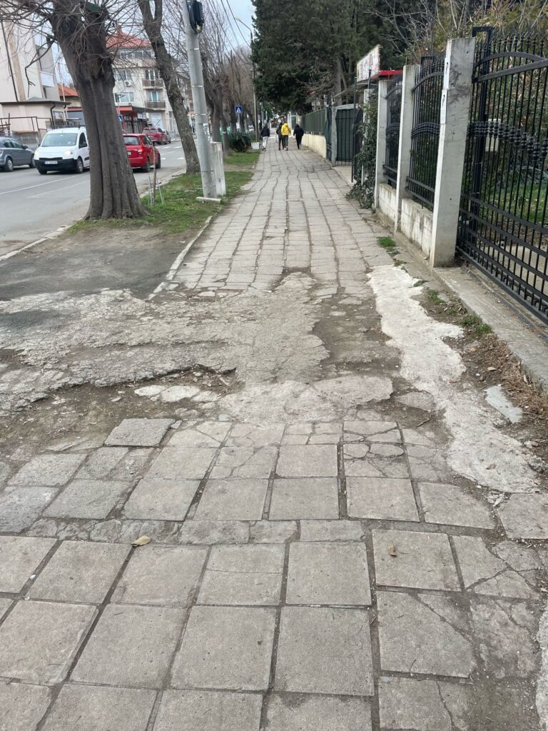 Изграждат нови тротоари на главната улица в кв. Сарафово