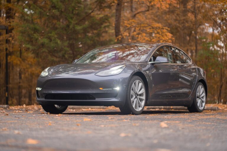 Tesla не удържа първото място сред автомобилните производители. Кой я измести?