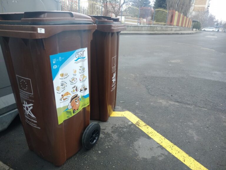 Продължава поставянето на кафяви кофи за биоразградими отпадъци