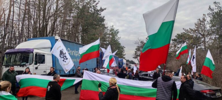 „Възраждане“ блокира три гранични контролно – пропусквателни пункта – Лесово, Йовково и Русе /видео/