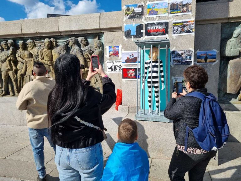 Путин зад решетките се появи на „Альошата“ в Бургас на антивоенен митинг срещу войната в Украйна