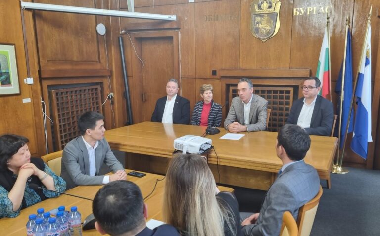 Магистри от Академията за държавно управление към президента на Казахстан провеждат учебен стаж във Филиал-Бургас на СУ