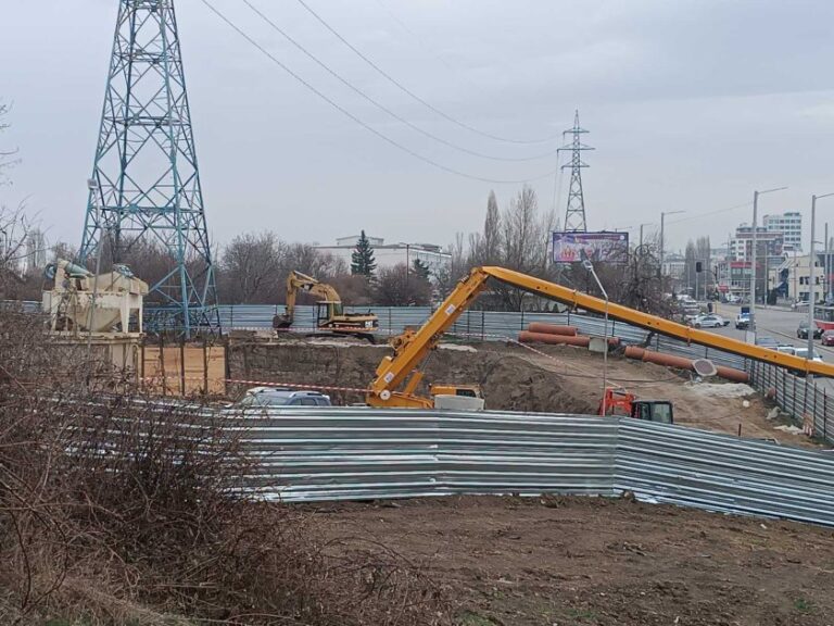 Огромен кран падна върху строежа на метрото в София