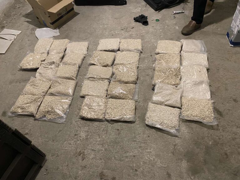 Задържаха двама за държане и разпространение на наркотици в Бургас