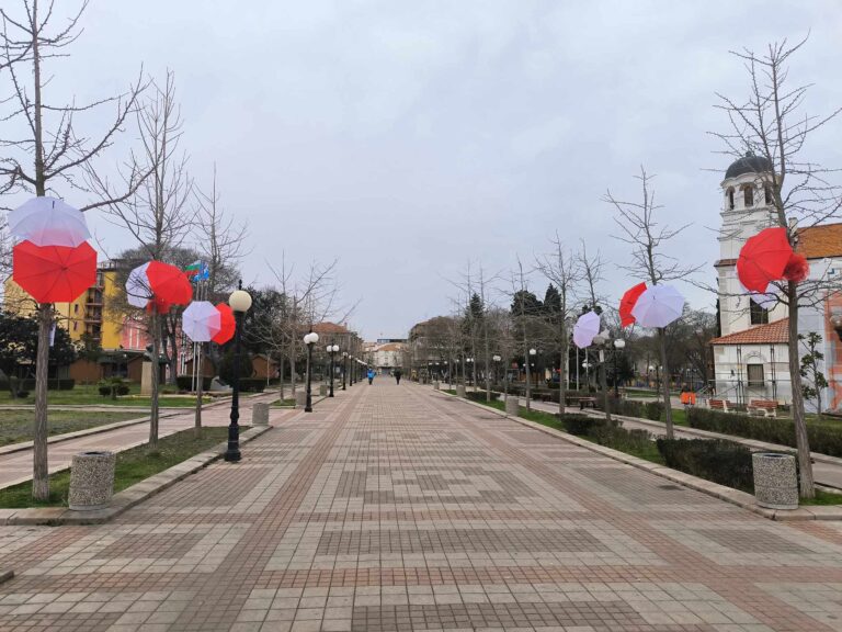 Поморие посрещна Баба Марта с много настроение и детски усмивки