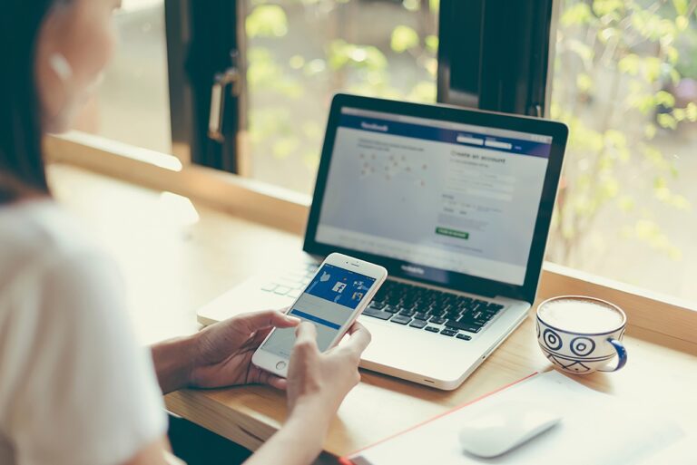 Facebook се срина, изхвърля всички автоматично