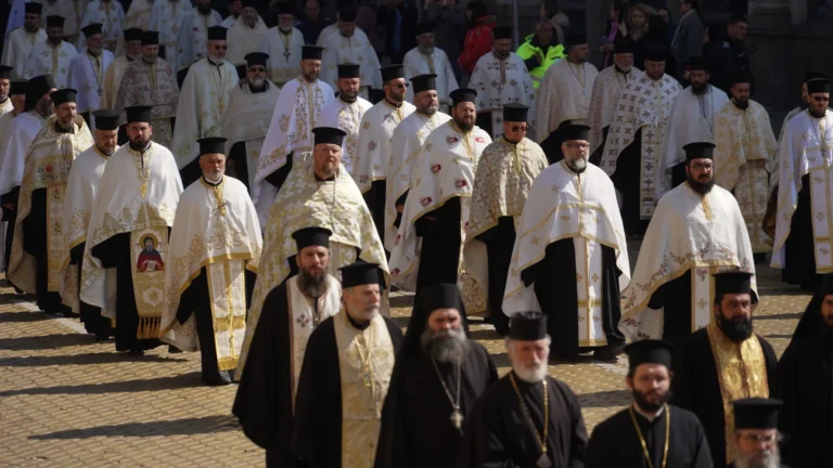 Погребаха патриарх Неофит: Траурен камбанен звън и пасхално слово огласиха центъра на София