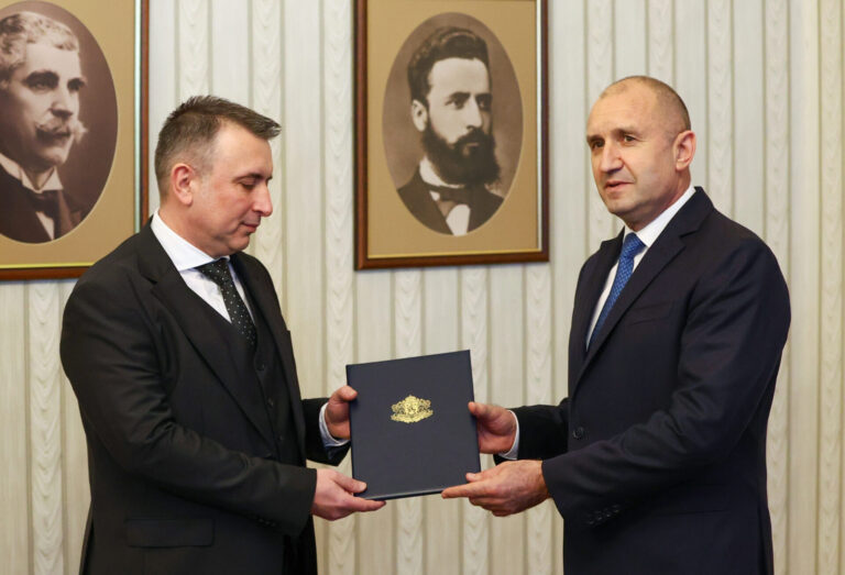 „Има такъв народ“ върна веднага мандата на президента