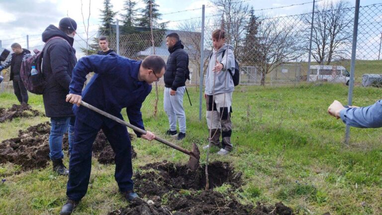 За деня на водата: ВиК и ученици засадиха над 200 дръвчета