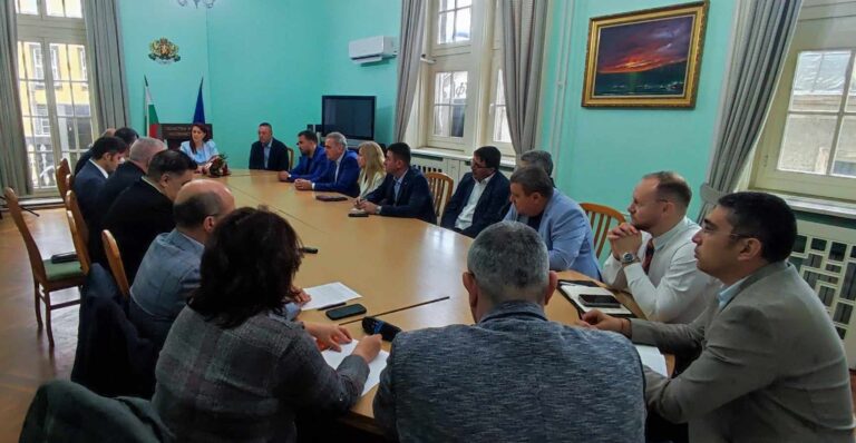 Областният управител обсъди с кметове готовността за предстоящия летен сезон