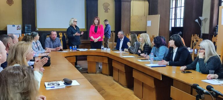 Областният управител проф. Мария Нейкова връчи печатите на РИК