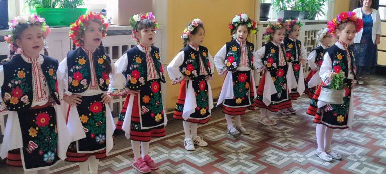 Лазарки наричаха за здраве в Областна администрация Бургас