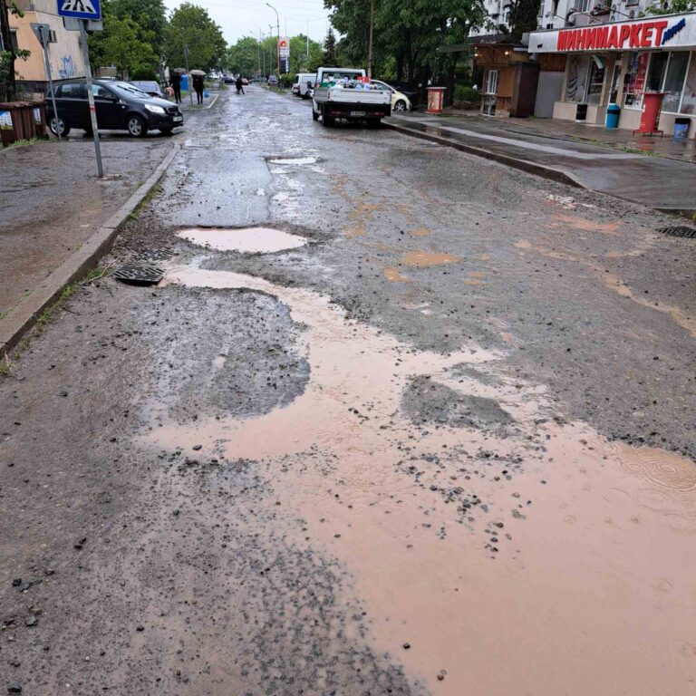 Жители на „Славейков“ заплашват с протести, заради разкопана улица /снимки+видео/