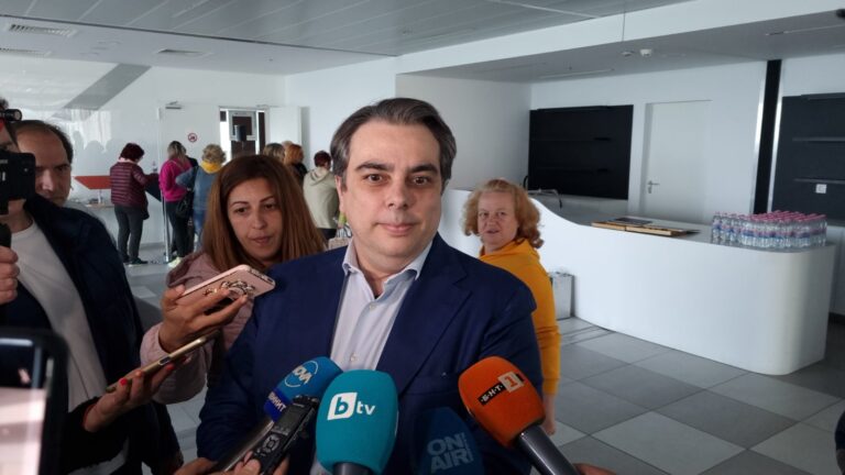 Акад. Николай Денков ще води листата в Бургас за парламентарните избори