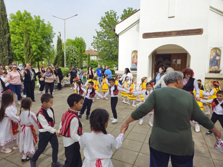 Малките лазарки от ДГ „Коледарче“ – кв. „Долно Езерово“ наричаха за здраве, любов и плодородие в квартала
