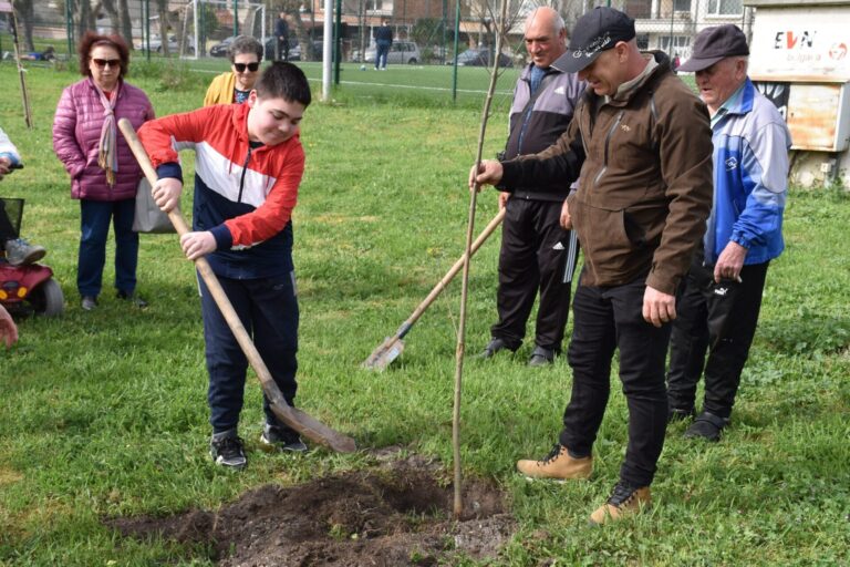 Поморие отбеляза „Седмицата на гората” със засаждане на 108 нови дръвчета /снимки/