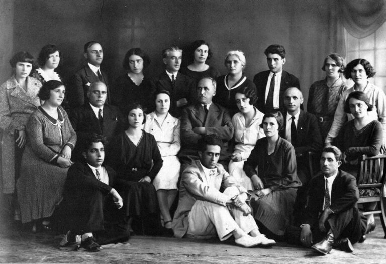 Изложба показва фотографии на бургаски учители от периода 1878-1944