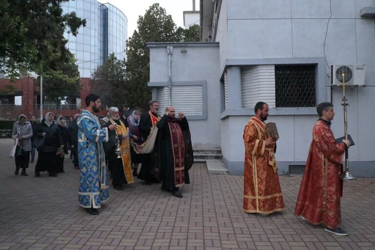 Днес е строг пост. Християните се покланят на плащаницата