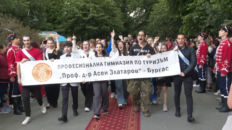 Парад на абитуриентите в Бургас (видео)