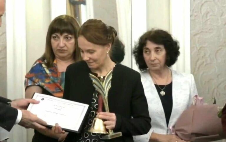 Петя Желева от Бургас получи отличие „Учител на годината“ лично от президента Румен Радев