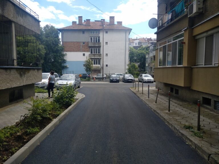 Приключва благоустрояването при пресечката на улиците „Цар Симеон“, „Поп Грую“ и „Константин Величков“