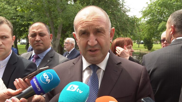 Президентът Радев сезира КС заради решението на Киселова за референдума за еврото