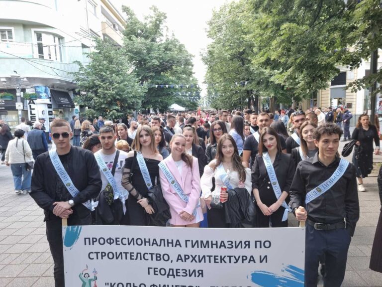 Бургаските абитуриенти, за първи път, с шествие до „Морското казино“ /видео/