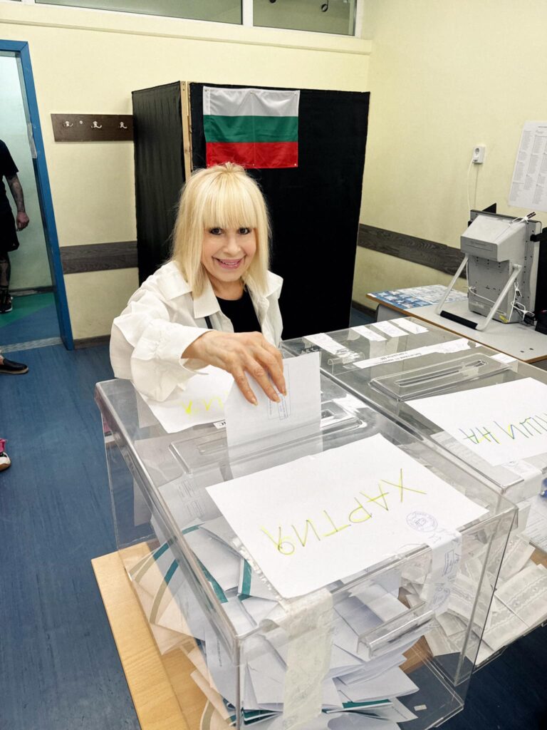 Лили Иванова беше посрещната с бяла роза в изборната секция