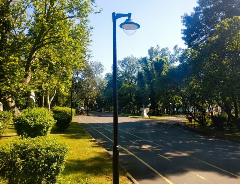 Морската градина в Бургас светна с още 200 нови лампи /снимки/