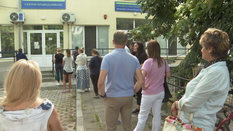 Акция по кръводаряване за три деца с редки кръвни групи в Бургас/снимки/