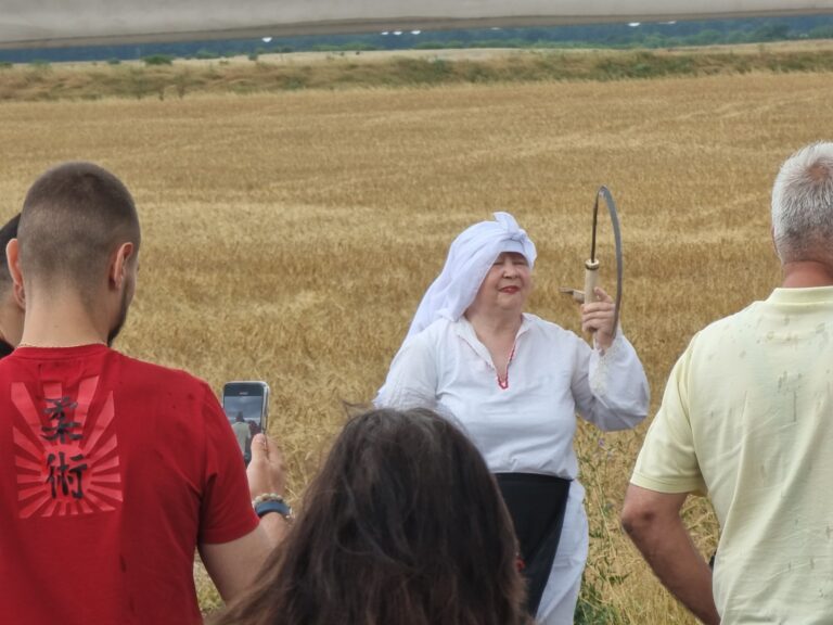 Пожарната с инструктаж към земеделците по време на жътва /видео/