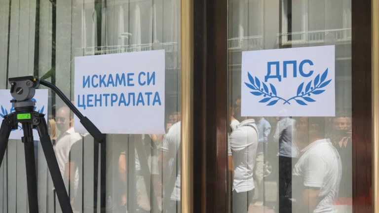 Депутати, лоялни на Доган, разбиха вратата на централата на ДПС