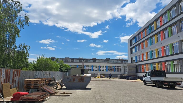 Учениците от ОУ „Антон Страшимиров“ ще имат наесен обновена сграда и класни стаи