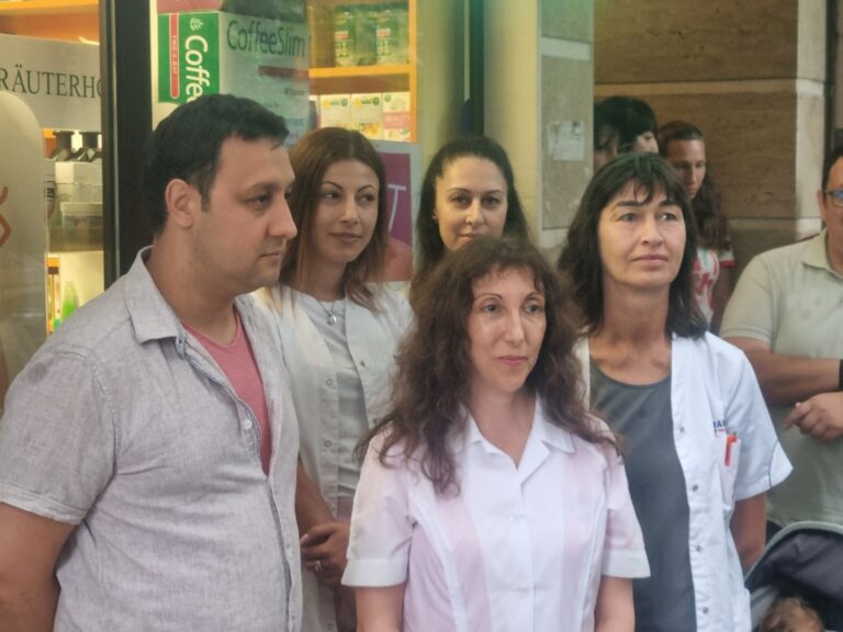 Аптеки в Бургас затвориха за час в знак на протест /снимки/