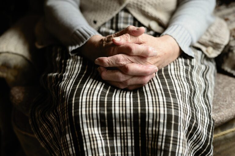 Осъждана поморийка обра баба, предлагала дрехи за продажба