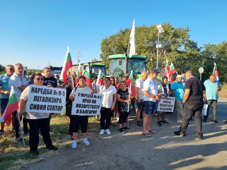 Лозари и винопроизводители блокираха с трактори пътя за Слънчев бряг /снимки/