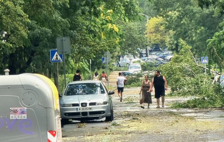 Чистенето в Бургас след вчерашната буря продължава, ж.к. „Лазур“ още мирише доста особено