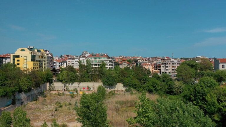 Край на сагата с дупката в центъра на Бургас