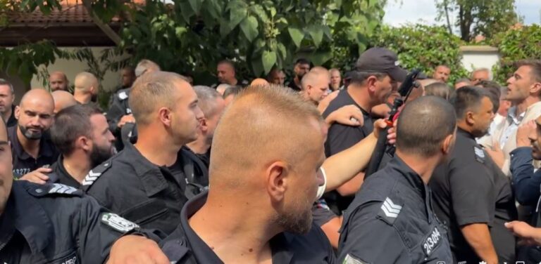 На живо: Приближени на Доган щурмуваха сарая в Бояна /видео/