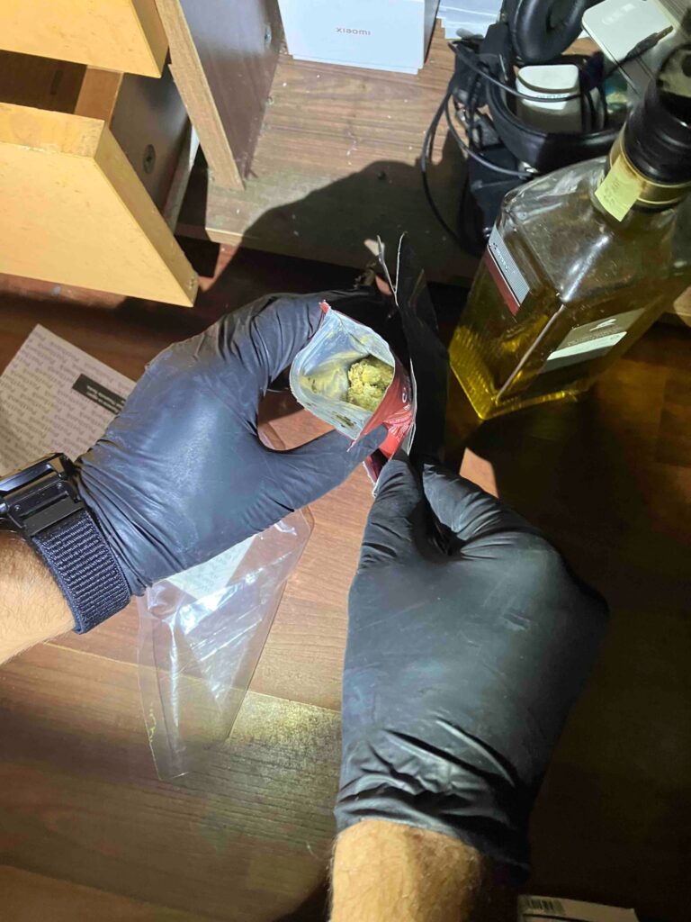 Откриха наркотици в дома на криминално появен на ул. Фердинандова /снимки/
