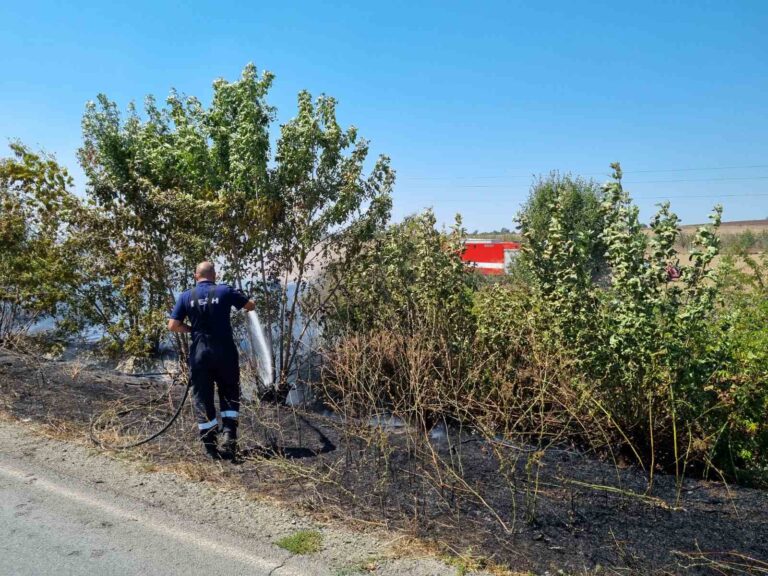Пожар затвори пътя Бургас- Средец, в гасенето се включиха и доброволци /обновена/