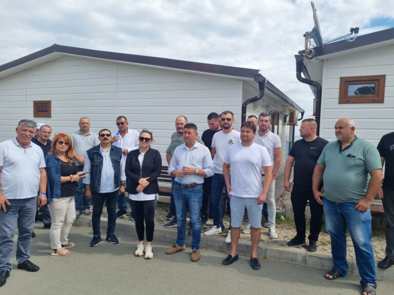 Членове и симпатизанти на ДПС от цялата страна започнаха да се събират пред лятната резиденция в Росенец