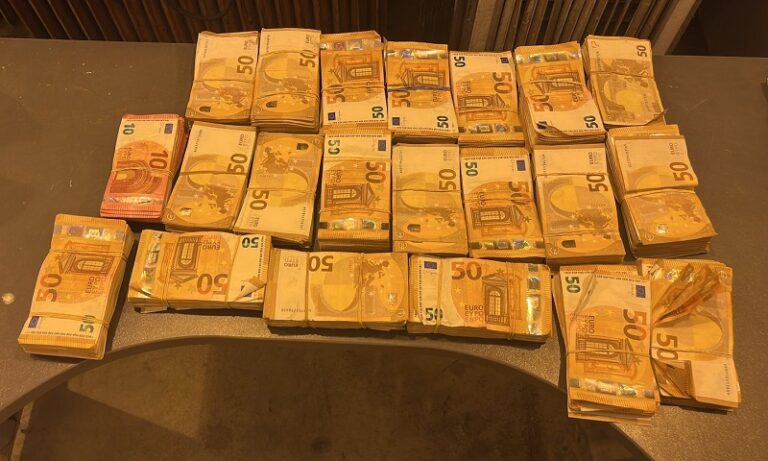 Недекларирани близо 350 000 евро задържаха митническите служители на МП Калотина /видео/